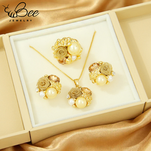 Ensemble de bijoux plaqué or 14 carats avec collier maille florale, boucles d'oreilles et bague en perles naturelles, idéal pour les fêtes - Product Image 6