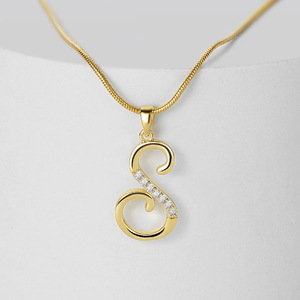 Collana da donna KISSWIFE CZ con ciondolo a lettere iniziali miste (26 lettere dell'alfabeto) in rame placcato oro su catena a serpente - Product Image 5
