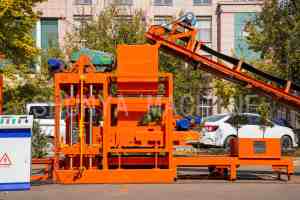Machine à blocs de béton creux entièrement automatique QTJ4-25, 31 ans de tradition d'usine, avec types de briques personnalisés, fabriquée en Chine - Product Image 3