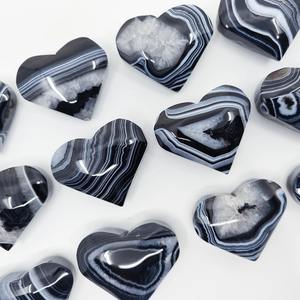 Vente en gros de pierres naturelles polies en agate noire à rayures en forme de cœur, pour la décoration de la maison et les cadeaux de fêtes - Product Image 3
