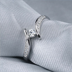 Anello con Design Intrecciato Stile Matrimoniale per Donne - Product Image 3
