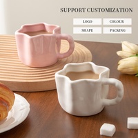 Tasse en céramique en forme d'étoile avec anse ondulée, rose pastel et blanc crème, pour café et thé, esthétique nordique, logo personnalisé, vente en gros usine