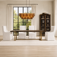 Ensemble de table à manger rectangulaire extensible de luxe discret avec base en métal moulé à la main, plateau en bois et chaise à accoudoirs en tissu