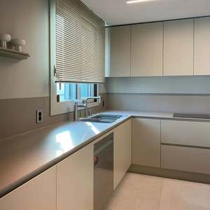 Gabinete de Cocina de Roble de Lujo Personalizable con Acabado de Puerta de Cuarzo Color Teca para Organizar Utensilios de Cocina - Product Image 4