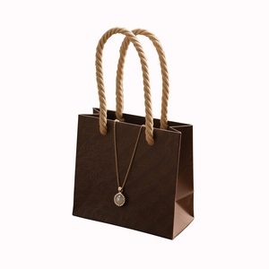 Sacs de shopping en papier personnalisés de luxe avec logo |   Emballage en papier d'art de qualité supérieure pour les cosmétiques et les vêtements |   Sacs cadeaux avec estampage doré - Product Image 3