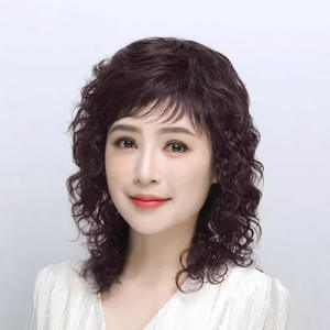 Perruque mi-longue bouclée et volumineuse en cheveux synthétiques brun foncé pour femmes d'âge mûr, style maman, tendance, qui affine le visage - Product Image 1