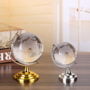 Globe terrestre antique en cristal YearsCrystal avec support en métal argenté/doré, décoration de bureau, objet de collection, 6 cm, logo personnalisé, finition polie - Product Image 3