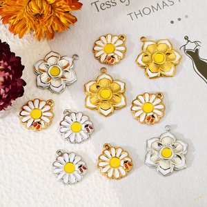 Colgante de mariquita Daisy de acero inoxidable con efecto de goteo de aceite, accesorios de joyería DIY para la fabricación de pulseras y collares. - Product Image 1