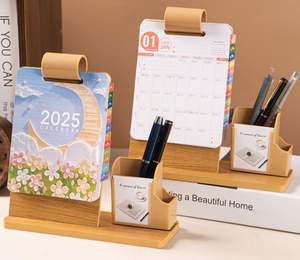 Set de Regalo Empresarial de Plástico 2025 con Impresión en Relieve, Solución Práctica para Escritorio, Calendario de Escritorio con Ranuras para Tarjetas y Portaplumas - Product Image 2