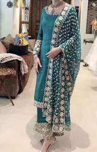 Ensemble Kurti et pantalon pour femmes avec broderie lourde |   Ensemble de vêtements de fête et de mariage à la mode - Product Image 2