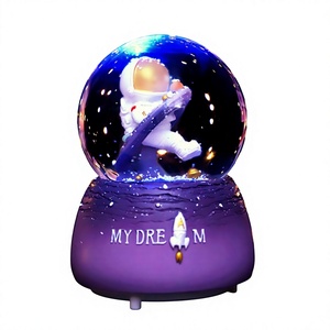 Boîte à musique lumineuse en résine synthétique MY DREAM Design, boule de cristal astronaute en réalité alternée, ornement de bureau - Product Image 1