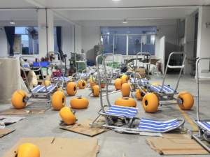 Silla de ruedas manual ligera para playa y piscina Desbloqueo Aventuras acuáticas ilimitadas Silla de ruedas flotante de agua - Product Image 5