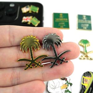 دبوس معدني مطلي بالذهب مخصص ومنقوش بتصميم المملكة العربية السعودية، بأسلوب عصري وألوان حسب الطلب - Product Image 3