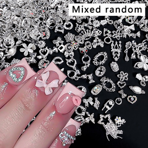 Nuevos Diseños de Decoración de Uñas de Moda 2025, Surtido de 50 Piezas/Paquete, Diamantes de Imitación, Aleación de Metal, Adornos para Uñas, Estilo Aleatorio, Venta al Por Mayor - Product Image 6