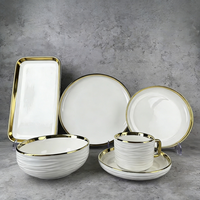 Lot de 32 pièces de vaisselle en porcelaine blanche gaufrée avec bordure dorée, élégant service de table européen en céramique, assiettes, bols et tasses à café