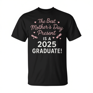 Camiseta para mamá orgullosa de un graduado de 2025, regalo del Día de la Madre para su hijo graduado - Product Image 2