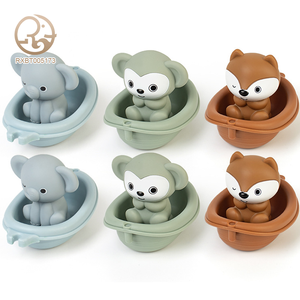 Jouets de <span class=keywords><strong>bain</strong></span> pour bébés unisexes 2026 : Nouveau set de jeu animaux marins mignons avec pulvérisation d'eau, 6 bateaux et 6 marionnettes à main - Product Image 1