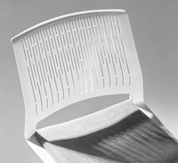 Chaise de bureau moderne en plastique coloré avec base en alliage d'aluminium, dossier respirant à lattes, mouvement oscillant, hauteur réglable, empilable