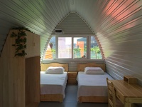 Cabane de glamping préfabriquée en forme d'arche avec structure en acier AH-FC5073