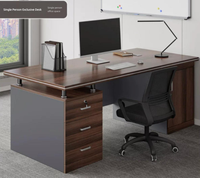 Ensemble de bureau et chaise de direction moderne, poste de travail informatique minimaliste, mobilier de bureau à domicile