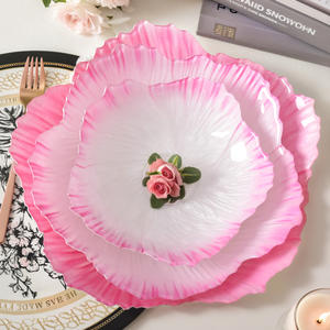 Vaisselle de mariage Assiette à dîner irrégulière en forme d'hortensia gaufré en verre blanc Assiettes de présentation en verre - Product Image 1