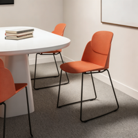 Chaise de conférence de bureau ergonomique moderne en plastique PP avec pieds en métal en forme d'arc, adaptée aux salles de réunion, aux cantines et aux salons.