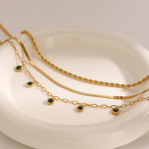 Collar en capas Yueli, chapado en oro de 18 quilates, acero inoxidable, engaste de bisel con piedra verde, cadena de múltiples hilos, joyería para fiestas - Product Image 2