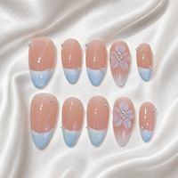 Lot de 10 faux ongles French manucure bleus à fleurs, faits main, forme squoval, nude rose bleu, avec perles 3D, pack varié