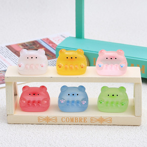 Vente en gros : Canapé Ours Lumineux, Breloques en Résine Kawaii, Artisanat en Résine, Porte-clés en Résine Transparente 3D, Décorations pour Bureau et Maison - Product Image 2