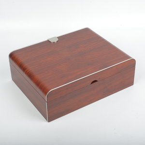 Boîte de rangement rectangulaire moderne en bois avec garniture métallique et fermeture à couvercle - Product Image 4