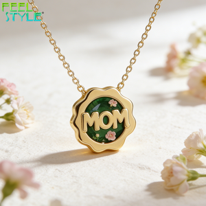 Collier pendentif personnalisé en acier inoxydable 316L plaqué or PVD, avec breloque pièce de monnaie à contour ondulé en forme de pétale, bord festonné et malachite verte - Product Image 5