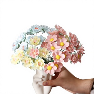 Jarrón Pequeño de Cerámica de Jingdezhen con Ramas de Flor de Peonía, Elaborado con Técnicas Tradicionales; Decorativo con Flores Preservadas Realistas - Product Image 1