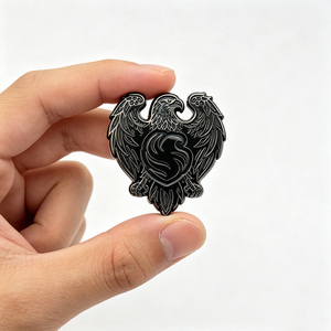 Spilla Magnetica Personalizzata Nera con Aquila a Doppia Testa in Rilievo, Distintivo in Metallo Smaltato Morbido con Cartoncino Stampato per Souvenir di Squadra - Product Image 3