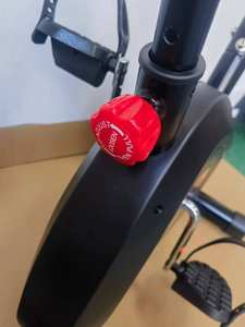 Vélo d'aérobic d'intérieur en acier à contrôle magnétique avec écran capacitif Équipement d'exercice de rotation à usage domestique - Product Image 4