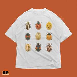 T-shirt Grafica Ladybug Field Guide Vintage con Insetti Botanici, Maglietta Oversize Streetwear Unisex, Regalo per Lei - Product Image 1