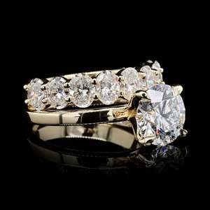 Bague de Mariage de Luxe pour Femme en Or 14 carats avec Diamant de Laboratoire Personnalisé Taille Ovale, Diamants Remplis RIZTA JEWELS Couleur D et Diamants Latéraux - Product Image 1