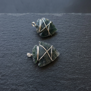 Pendentif artisanal en agate mousse en forme de pointe de flèche, enroulé de fil, pierre précieuse de forme libre, artisanat du Gujarat, Inde - Cadeau pour la Saint-Valentin et Thanksgiving - Product Image 1