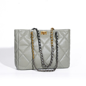 Bolso de Hombro de Piel de Oveja con Capa Superior Suave y Cadena de Diamantes, Bolso Tote de Gran Capacidad de Cuero de Alta Calidad para Mujer - Product Image 6