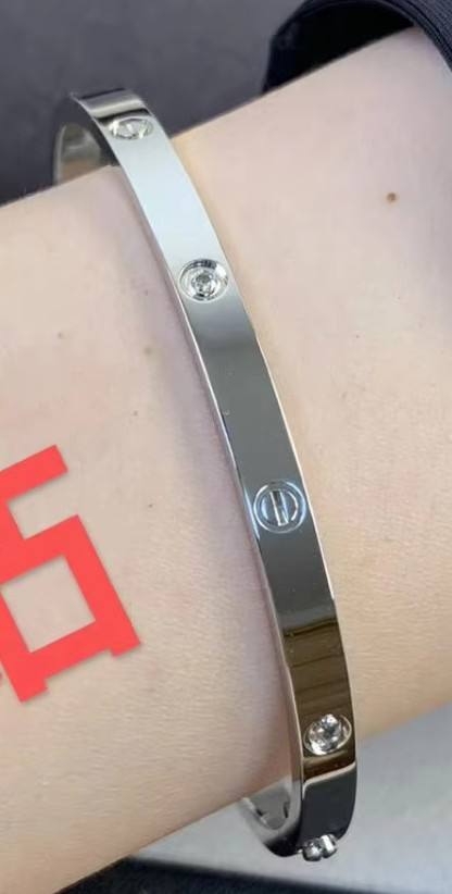 สร้อยข้อมือเงินประดับเพชร 6 เม็ด รุ่นแคบ