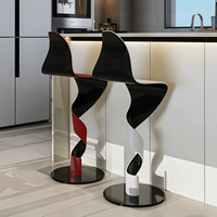 Tabouret de bar design en forme de S, sculptural et unique, pour îlot de cuisine et comptoir de bar commercial