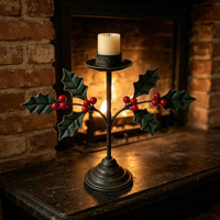 Chandelier de Noël artisanal en fer avec feuilles de houx et baies rouges, centre de table rustique pour les fêtes, décoration intérieure