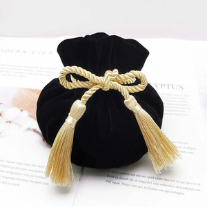 Sac à pompons en suède recyclable de style chinois, rouge bordeaux, avec poignée, pour bijoux (colliers, montres, lunettes, pierres précieuses) - Vente en gros - Product Image 4