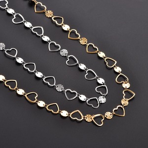 Collier ras du cou minimaliste en acier inoxydable doré avec pendentif cœur en relief pour femmes et hommes - Product Image 4