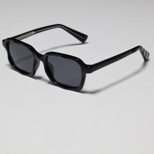 Gafas de sol cuadradas pequeñas ZT-99311 para mujer, lentes de PC con protección UV400, montura de plástico y metal, color negro, diseño moderno. - Product Image 5