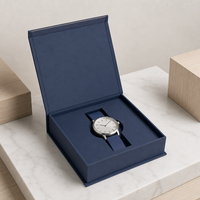 Boîte à montre magnétique bleu marine profond, emballage de luxe rigide personnalisé avec cadre doré et lignes en feuille d'or