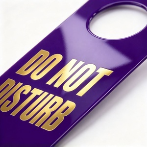 Colgador de Puerta Personalizado de PVC Brillante Morado con Estampado en Dorado para Habitaciones de Hotel, Venta al Por Mayor - Product Image 1