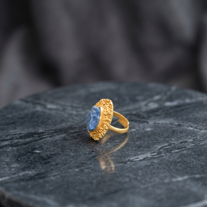 Bague en opale naturelle, plaquée or 18 carats, sertie dans un cadre en laiton - Product Image 3
