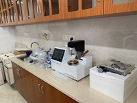 Machine de test d'étanchéité et de détection de fuites entièrement automatique de haute précision avec protection IP65 et précision de 0,1 ppm pour les bouteilles
