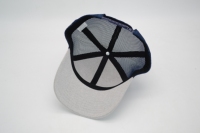 Gorra Trucker Personalizada de 6 Paneles en Gris Melange con Malla Azul Marino en la Parte Posterior y Logotipo en Parche Tejido, Transpirable, para Deportes al Aire Libre y Béisbol