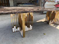 Table à manger de villa haut de gamme, design luxueux, pieds en acier inoxydable doré incrustés de pierres, plateau rectangulaire en marbre.